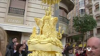 Elche se vuelca con la gran procesión de las palmas blancas