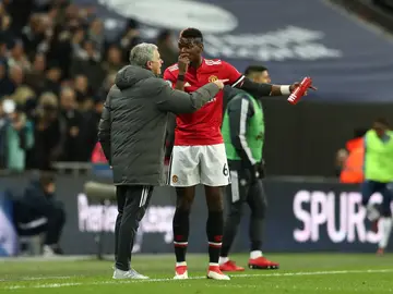 Mourinho habla con Pogba durante un partido Mourinho habla con Pogba durante un partido