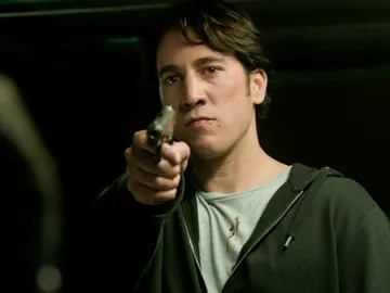 Miguel se tomará la venganza por su mano a punta de pistola en el último capítulo de 'Apaches' Miguel se tomará la venganza por su mano a punta de pistola en el último capítulo de 'Apaches'