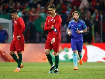 Cristiano Ronaldo se lamenta tras un gol de Holanda