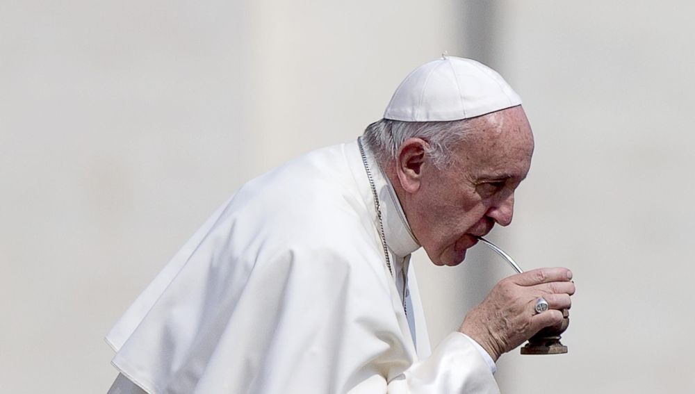 El papa Francisco bebe mate tras su audiencia general de los miércoles en la plaza de San Pedro, El Vaticano.