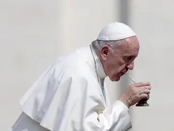 El papa Francisco bebe mate tras su audiencia general de los miércoles en la plaza de San Pedro, El Vaticano. El papa Francisco bebe mate tras su audiencia general de los miércoles en la plaza de San Pedro, El Vaticano.