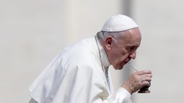 El papa Francisco bebe mate tras su audiencia general de los miércoles en la plaza de San Pedro, El Vaticano. 