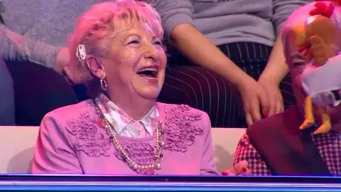 Una señora del público le dedica un chiste a Perri, la mascota de '¡Ahora Caigo!' Una señora del público le dedica un chiste a Perri, la mascota de '¡Ahora Caigo!'
