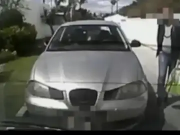 Graba cómo le roban en su propio coche pero el ladrón no es detenido Graba cómo le roban en su propio coche pero el ladrón no es detenido