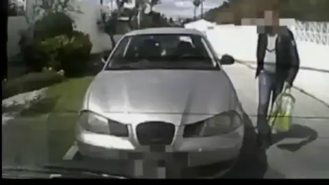 Graba cómo le roban en su propio coche pero el ladrón no es detenido Graba cómo le roban en su propio coche pero el ladrón no es detenido