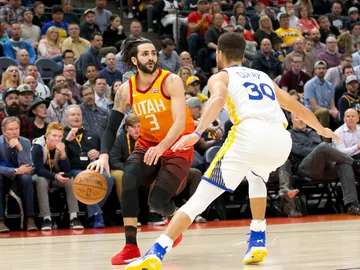 Ricky Rubio, ante Stephen Curry Ricky Rubio, ante Stephen Curry