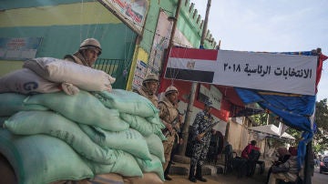 Soldados egipcios vigilan un colegio electoral