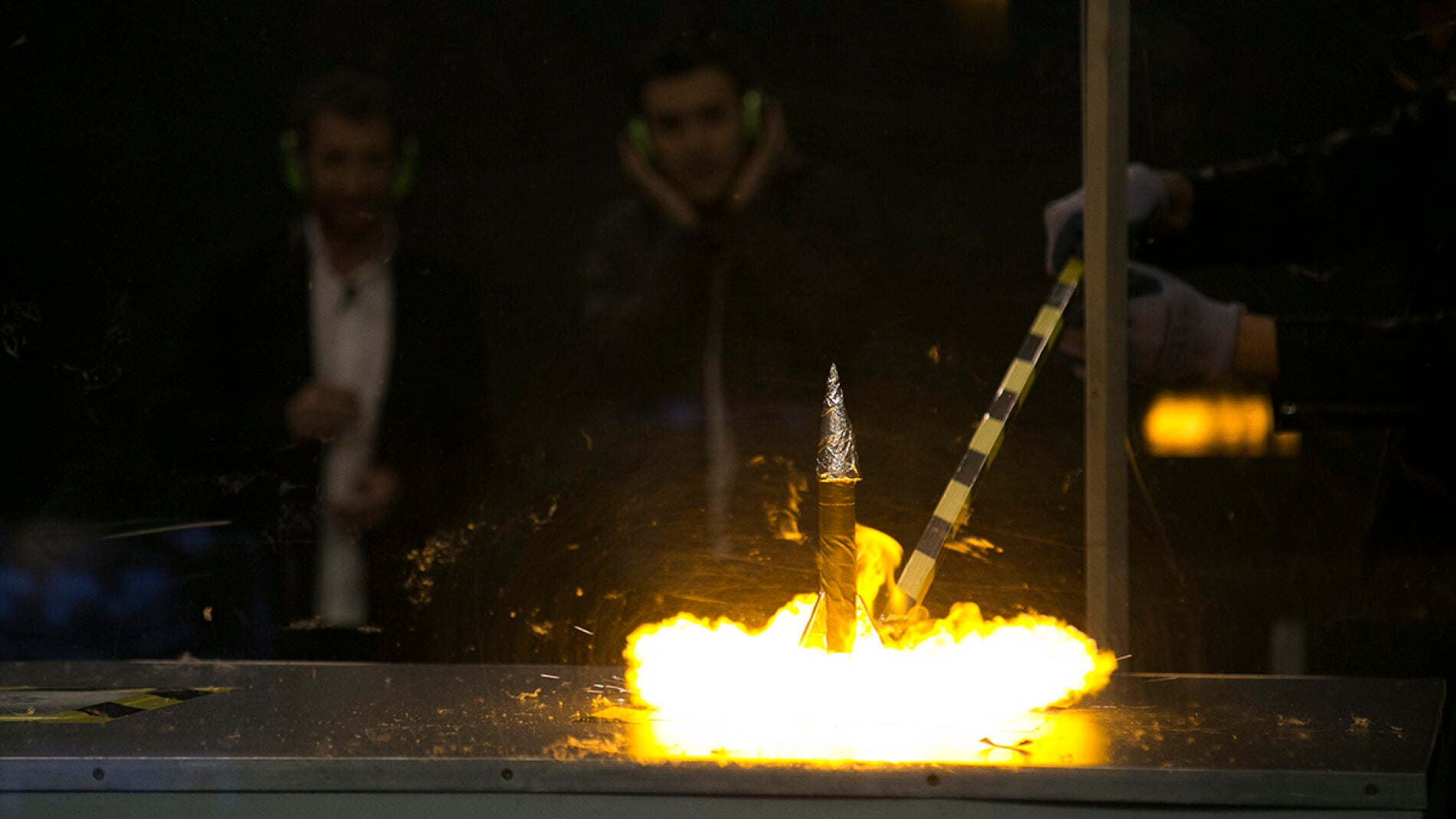 Ricardo G&oacute;mez descubre la utilidad de los cohetes de nitrocelulosa