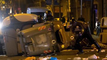 Miembros de los Mossos d´Escuadra durante los altercados en Barcelona
