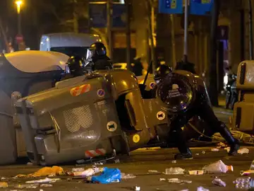 Miembros de los Mossos d´Escuadra durante los altercados en Barcelona Miembros de los Mossos d´Escuadra durante los altercados en Barcelona