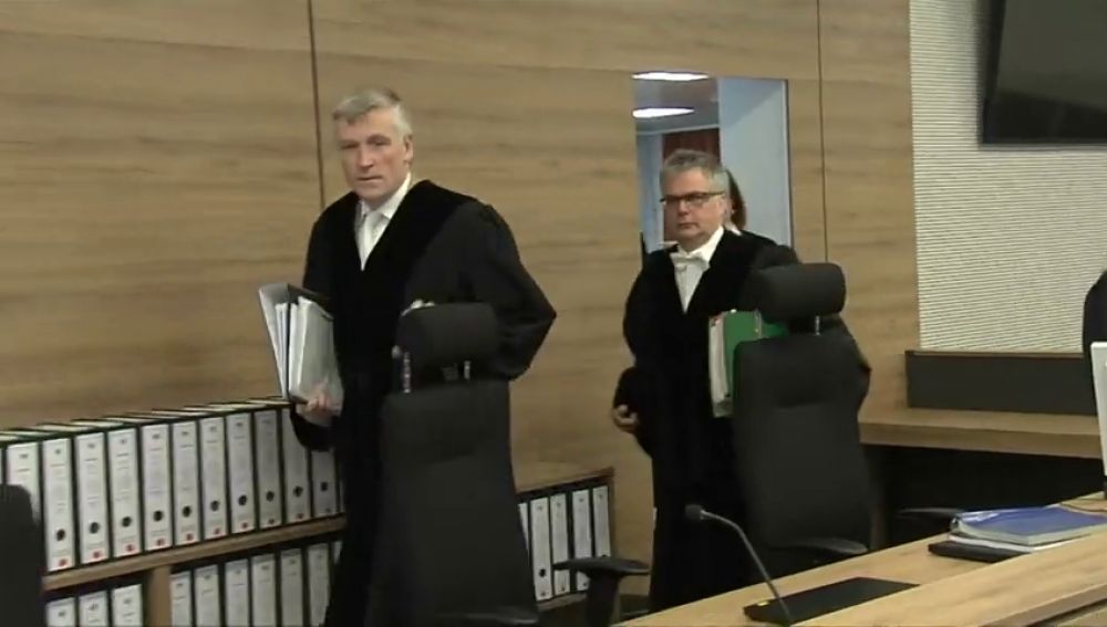 El juez decide cómo espera Puigdemont la decisión sobre su entrega a España