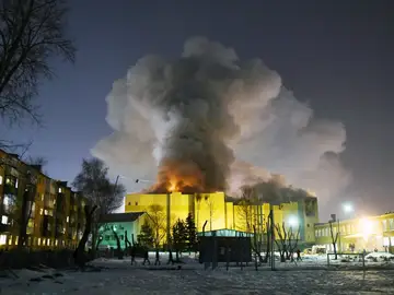 Una columna de humo se eleva sobre el centro comercial de la ciudad rusa de Kémerovo Una columna de humo se eleva sobre el centro comercial de la ciudad rusa de Kémerovo