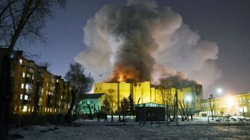 Una columna de humo se eleva sobre el centro comercial de la ciudad rusa de Kémerovo 