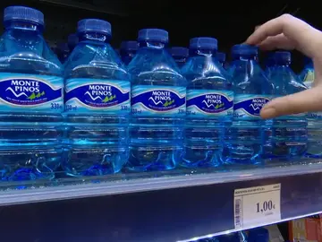 El precio máximo de las botellas de Agua serán de un euro El precio máximo de las botellas de Agua serán de un euro
