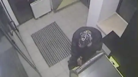 Detenido en Alicante uno de los mayores hackers acusado de desvalijar bancos en EEUU y Rusia Detenido en Alicante uno de los mayores hackers acusado de desvalijar bancos en EEUU y Rusia