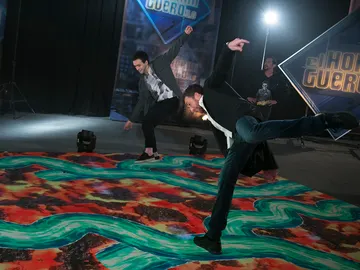 Ricardo Gómez prueba un videojuego interactivo a lo grande Ricardo Gómez prueba un videojuego interactivo a lo grande