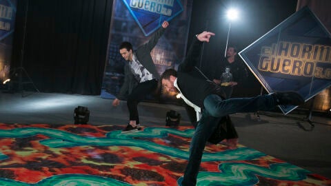 Ricardo Gómez prueba un videojuego interactivo a lo grande