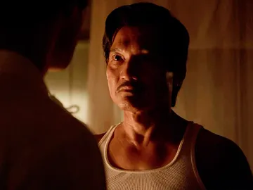 Andrew Cunanan se enfrenta a su padre: "Si tú eres una mentira, yo también lo soy" Andrew Cunanan se enfrenta a su padre: "Si tú eres una mentira, yo también lo soy"