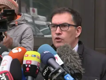 Los abogados de Puigdemont señalan que el expresident "no se rinde y llama a la unidad del soberanismo" Los abogados de Puigdemont señalan que el expresident "no se rinde y llama a la unidad del soberanismo"