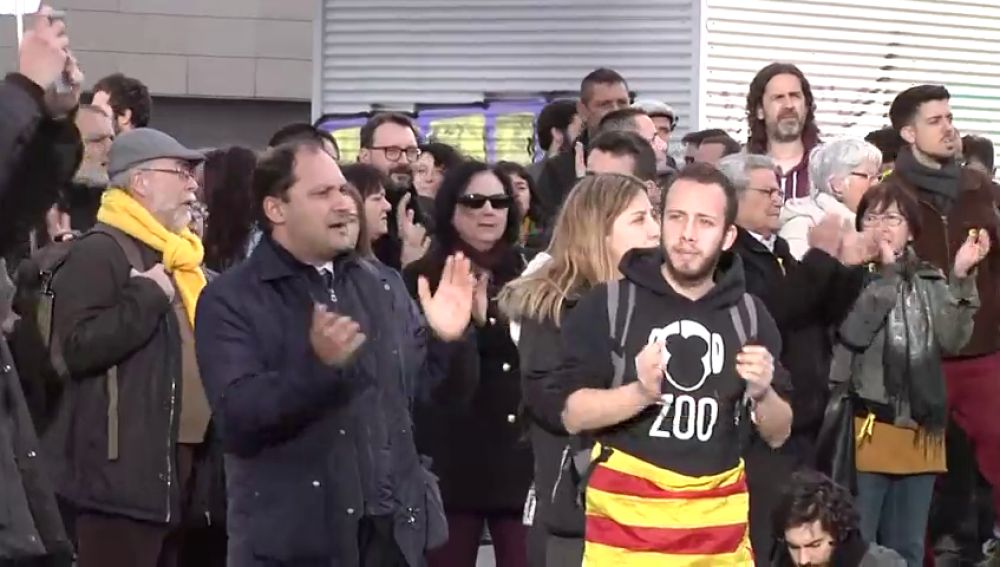 Centenares de personas se concentran en la estación de Sants de Barcelona convocados por los CDR