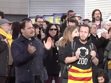 Centenares de personas se concentran en la estación de Sants de Barcelona convocados por los CDR Centenares de personas se concentran en la estación de Sants de Barcelona convocados por los CDR