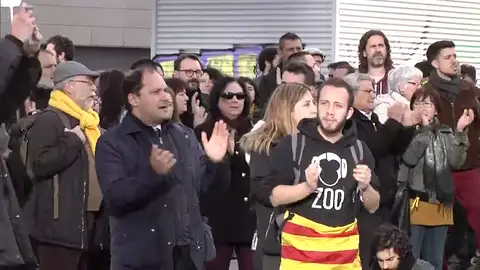 Centenares de personas se concentran en la estación de Sants de Barcelona convocados por los CDR Centenares de personas se concentran en la estación de Sants de Barcelona convocados por los CDR