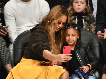 Beyoncé y Blue Ivy haciéndose un selfie durante un partido de la NBA Beyoncé y Blue Ivy haciéndose un selfie durante un partido de la NBA