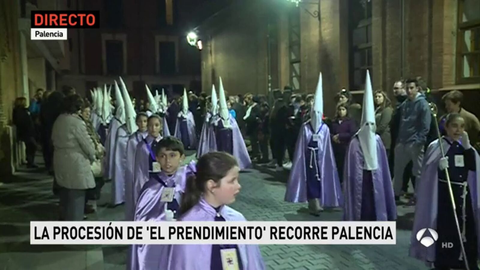 Los palentinos disfrutan de la procesión del Prendimiento, una de las más populares de la Semana Santa de la ciudad