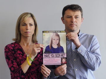 Kate McCann y su marido, Gerry McCann, sujetando un cartel con una fotografía de su hija 