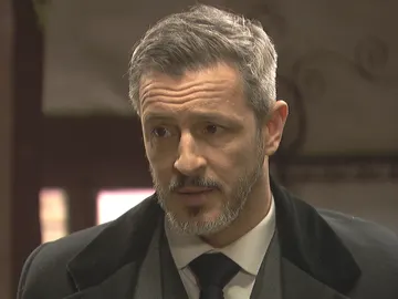 Alfonso recibe muy malas noticias sobre algo importante Alfonso recibe muy malas noticias sobre algo importante