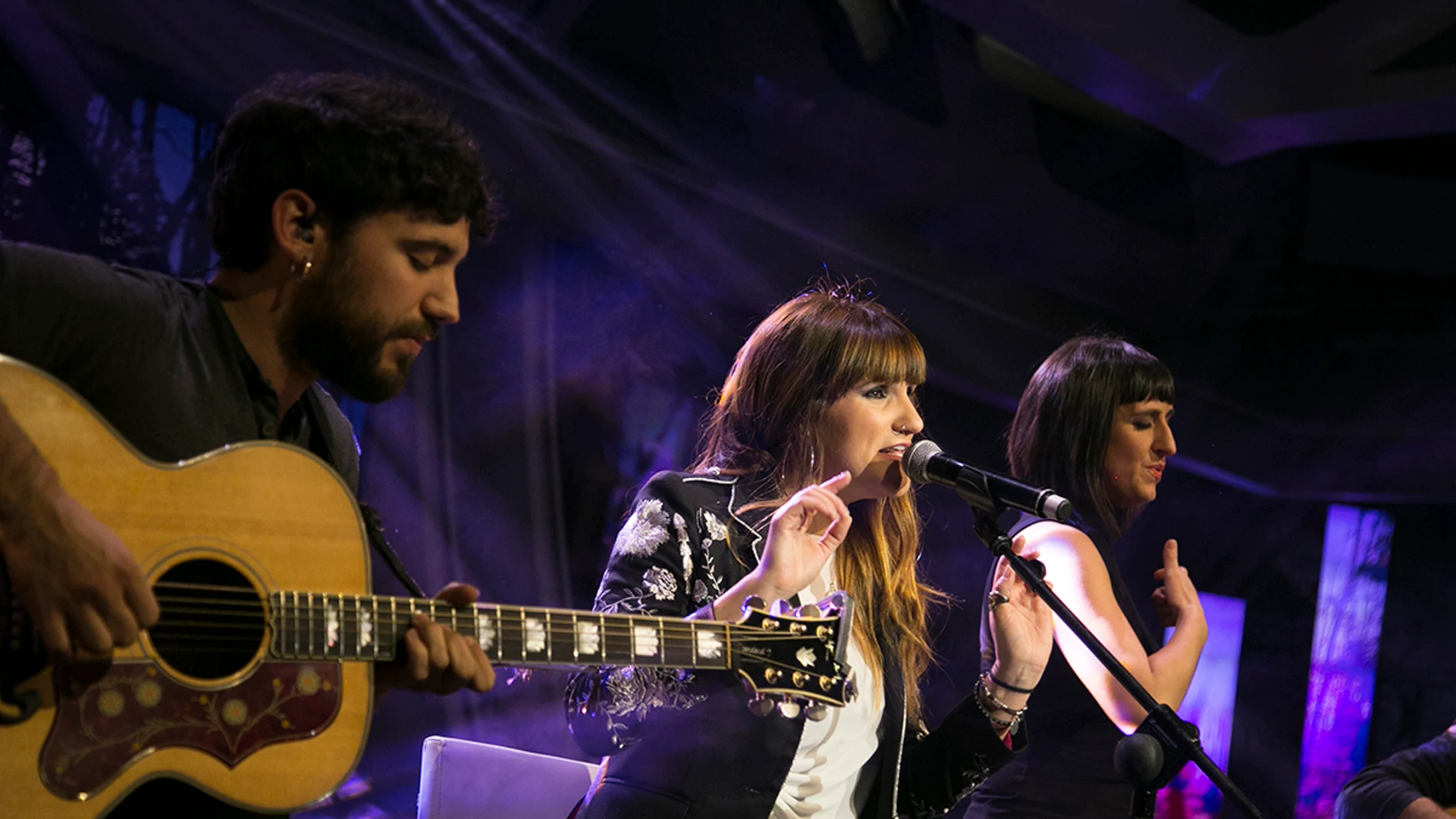 Rozalén canta en directo 'La Puerta Violeta' en 'El Hormiguero 3.0'