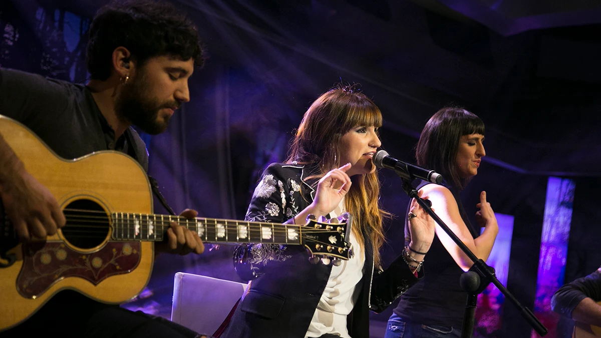 Rozalén canta en directo 'La Puerta Violeta' en 'El Hormiguero 3.0' Rozalén canta en directo 'La Puerta Violeta' en 'El Hormiguero 3.0'