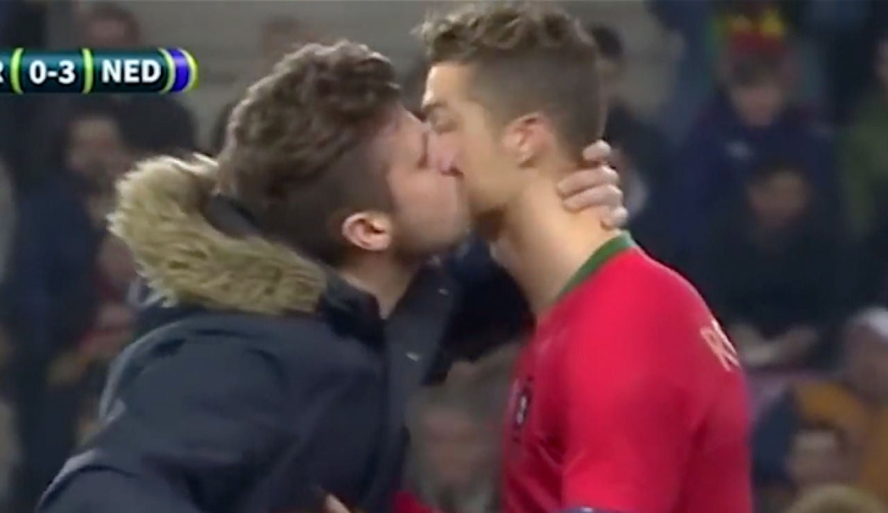 El beso de un aficionado a Cristiano Ronaldo El beso de un aficionado a Cristiano Ronaldo