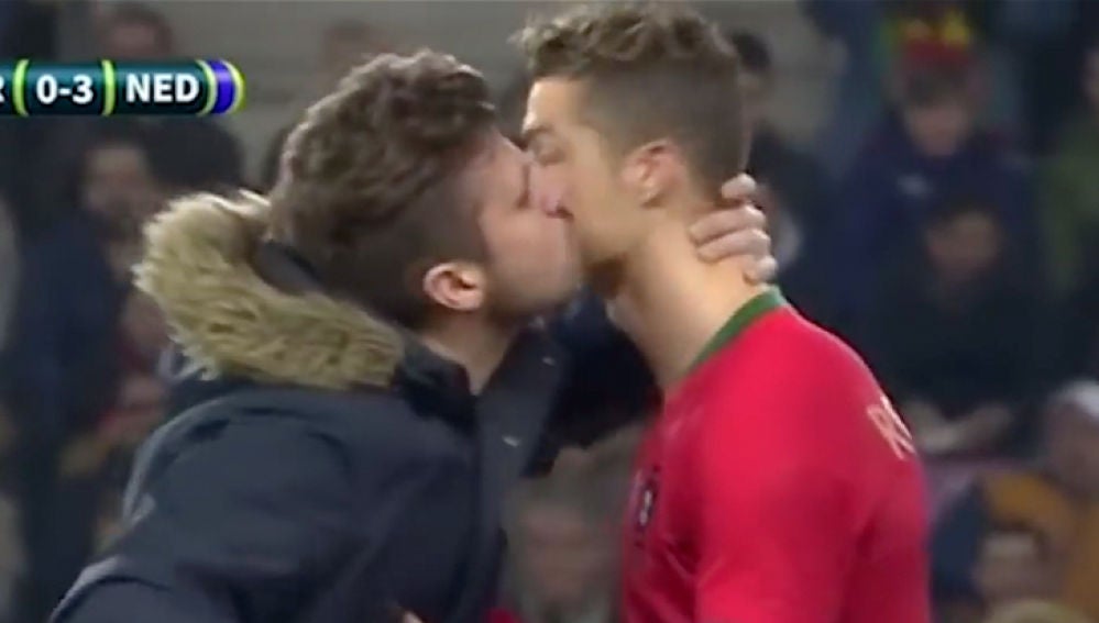 El beso de un aficionado a Cristiano Ronaldo
