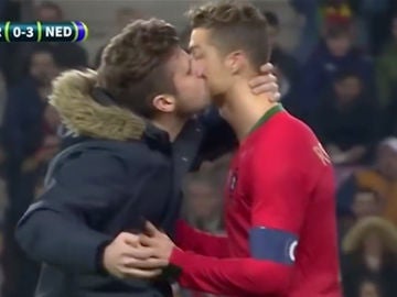 El beso de un aficionado a Cristiano Ronaldo