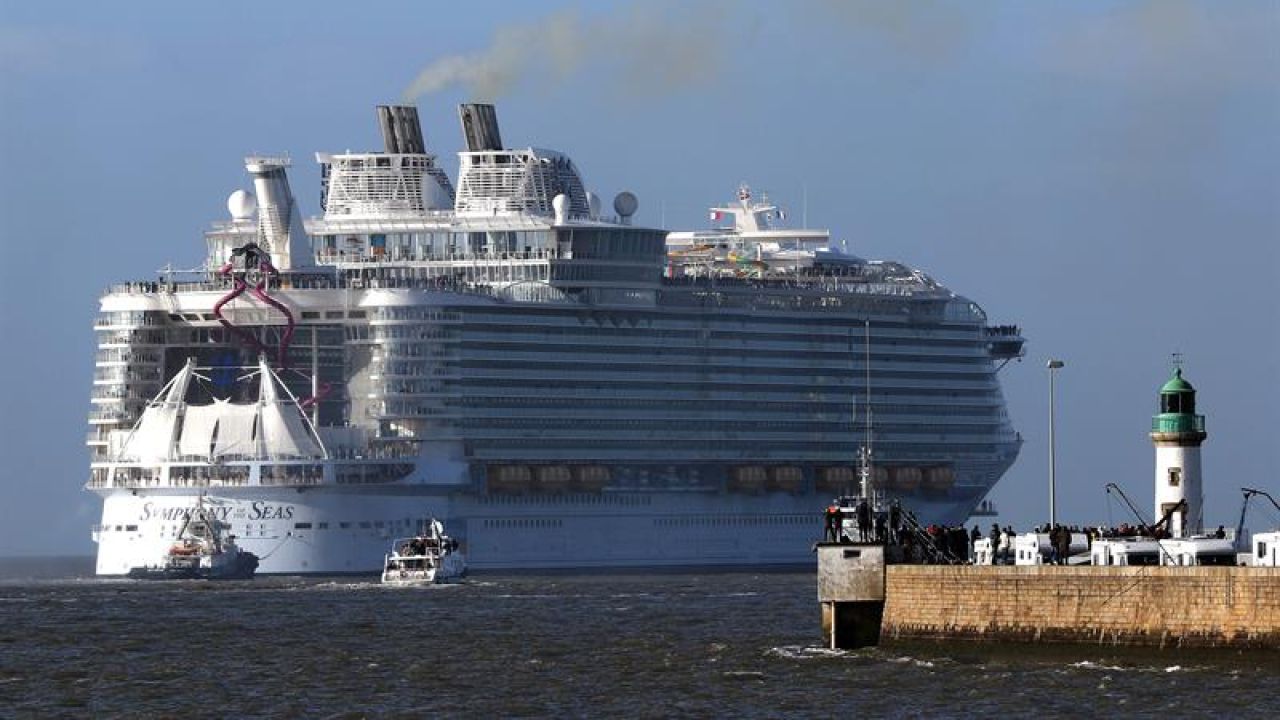 Llega a Málaga el 'Symphony of the Seas', el crucero más grande del mundo
