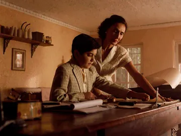 Un joven Gianni aprende el oficio de su madre Un joven Gianni aprende el oficio de su madre