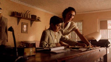 Un joven Gianni aprende el oficio de su madre