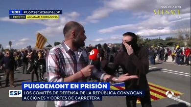 Un manifestante increpa a un reportero de Espejo Público en Alcanar: 