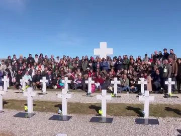 214 familiares se desplazan a las Malvinas para dar el último adiós a los soldados caídos 214 familiares se desplazan a las Malvinas para dar el último adiós a los soldados caídos