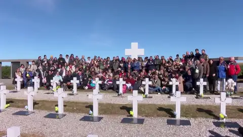214 familiares se desplazan a las Malvinas para dar el último adiós a los soldados caídos 214 familiares se desplazan a las Malvinas para dar el último adiós a los soldados caídos