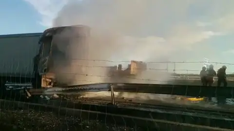Cortan la A-3 a la altura de la localidad valenciana de Riba-roja tras un accidente entre dos camiones Cortan la A-3 a la altura de la localidad valenciana de Riba-roja tras un accidente entre dos camiones