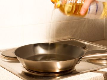 Si el olor o el aspecto del aceite son raros, cámbialo. Si el olor o el aspecto del aceite son raros, cámbialo.