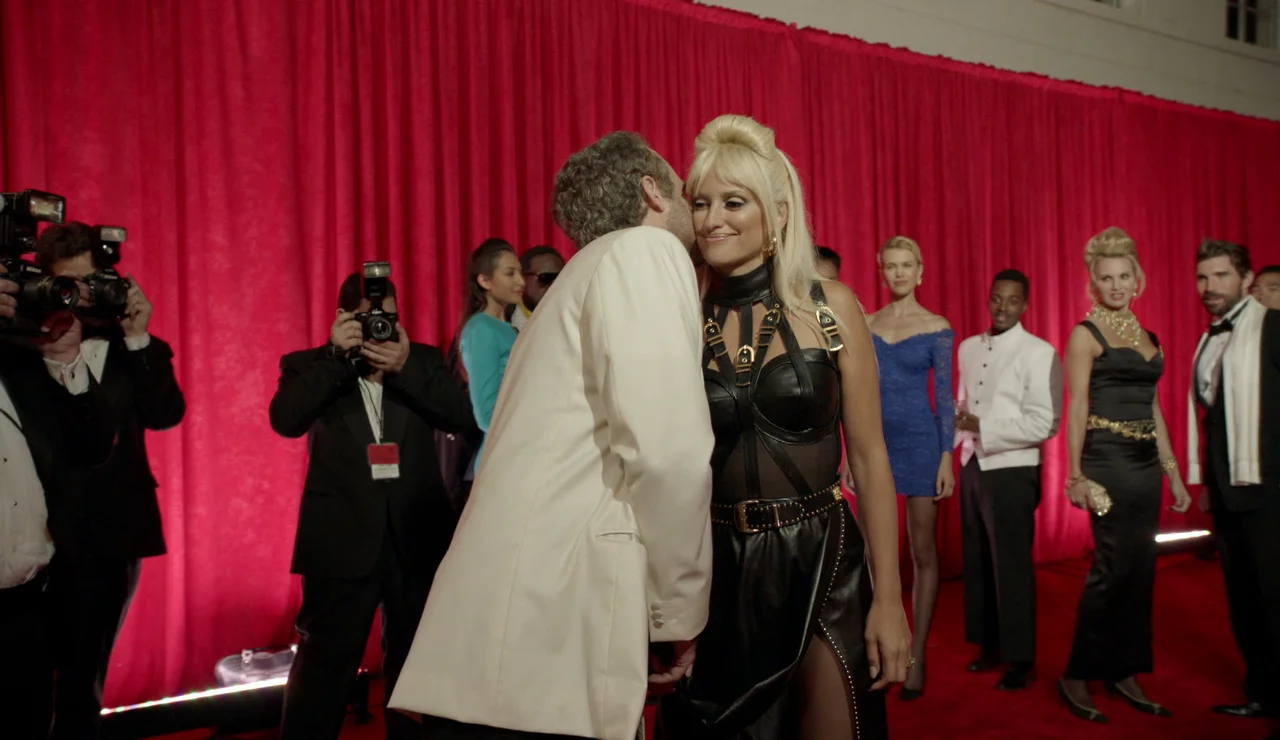 Donatella brilla ante los medios de comunicación de la mano de Versace