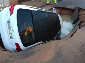 Una fuga de agua provoca un socavón y engulle un coche Una fuga de agua provoca un socavón y engulle un coche