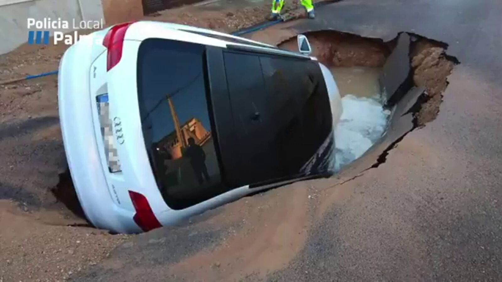 Una fuga de agua provoca un socavón y engulle un coche