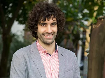 Yago, el pediatra sexy de la clínica Híspalis Yago, el pediatra sexy de la clínica Híspalis