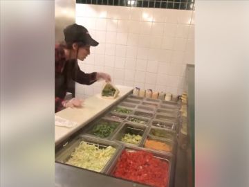 Una empleada de un restaurante de comida rápida escupe sobre la comida de una clienta