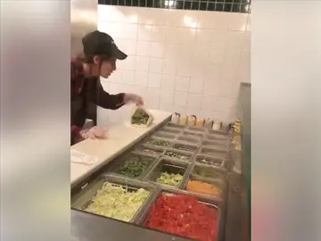 Una empleada de un restaurante de comida rápida escupe sobre la comida de una clienta Una empleada de un restaurante de comida rápida escupe sobre la comida de una clienta